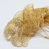 Folhas artificiais de eucalipto, folhas artificiais de ginkgo e leques de três folhas para decorações de casamento, em tons dourados.