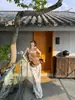 Conjunto Relajado de Estilo Isleño Impresionante de Tailandia para Mujer: Top de Tubo de Verano y Pantalones de Pierna Ancha con Rayas Dopamina para Vacaciones
