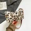 Bolsa de Pelúcia com Estampa de Leopardo Estilo Coreano para Axila Feminina 2025 Nova Bolsa de Corrente Peluda de Inverno Bolsa de Ombro com Estampa de Leopardo de Nicho para Mulheres
