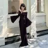 Vestido ombro a ombro estilo francês com mangas sino para o outono de 2026, elegante e sexy, puro e desejável, design sereia, adequado para o trabalho, vestido justo ao corpo