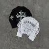 Camiseta de manga longa estilo americano com estampa de cruz em gofrado, cropped, barriga à mostra, letras cursivas vintage, modelagem justa, top sexy