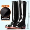 Botas de lluvia duraderas y resistentes a la abrasión con suela de goma para hombre, que ofrecen calidez, resistencia a ácidos y álcalis, un diseño de caña alta, construcción engrosada y características antideslizantes.. Estos son adecuados para uso industrial y de construcción, proporcionando protección impermeable.