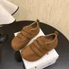 Sapatos Femininos de Salto Baixo Retrô Outono Inverno Leves Casuais Novo Estilo Confortáveis Versáteis Sola Grossa Couro Macio 2026 Velcro Escondido para Aumentar a Altura