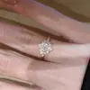 Anel de Fogos de Artifício Cintilantes Mais Vendido do Xiaohongshu para Mulheres, Anel de Dedo Indicador de Luxo de Alto Padrão para Nicho, Joia Exquisita, Atacado de Peça Única