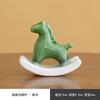 Decoración de caballo mecedor de cerámica celadón escritorio abierto mesa de centro de porcelana blanca Estudio decoración suave caballo verde decoración del hogar