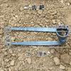 Azada pequeña de fábrica forjada en acero al manganeso con mango de madera para uso doméstico en exteriores, ideal para excavar y plantar hortalizas, desherbar, jardinería agrícola y flores.