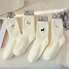Meias de Dormir Brancas Espessas de Lã Australiana Quentes de Inverno, Versáteis e Fofas, Meias Bordadas de Cano Médio para Outono e Inverno