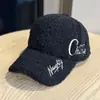 Gorra de Béisbol Bordada con Letras de Lana de Cordero Nueva para Otoño e Invierno, Gorro Cálido para Protección contra el Frío al Aire Libre para Mujeres, Gorra Versátil de Pico de Pato a la Moda