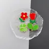 Comércio Exterior Novo Lindo Planta Pequena Flor Vermelha Emblema Trevo de Quatro Folhas Folhas Verdes Flor de Ameixa Vermelha Liga Gota de Óleo Broche