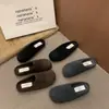 Sandálias cinzas slip-on estilo Birkenstock retrô para mulheres, novo calçado de inverno para uso externo, com sola plana, forradas de fleece e confortáveis para o uso diário.