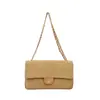2026 Nuevo Bolso de Hombro Pequeño Estilo Chanel Clásico Versátil Moderno Elegante con Piel de Lichi Acolchada y Correa de Cadena para Mujer