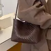 Bolso de mujer de gran capacidad, nuevo modelo de verano 2026, bolso de cubo tejido de alta gama de nicho para el hombro o la axila para el trabajo