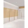 Estante de exhibición para tienda de ropa madera de mar acero inoxidable montado en la pared simple colgante lateral de piso estante de exhibición tienda de ropa de mujer estante de ropa