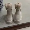 Botas de Neve Peludas com Solado Grosso para Mulheres 2025 Inverno Novo Estilo Quentes com Forro de Fleece Aumentam a Altura Botas Curtas Versáteis à Prova de Frio Sapatos de Algodão do Nordeste