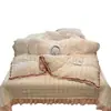 Juego de colcha y faldón de cama jacquard teñido en hilo de cuatro piezas con bordado de encaje, juego de ropa de cama floral fresco y delicado de cuatro piezas