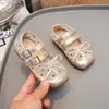 Sandálias Mary Jane de Bolinhas para Meninas 2026 Novo Estilo de Verão Laço Velcro Solado Macio Antiderrapante Respirável Sapatos de Princesa