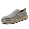 Nuevos zapatos de verano para hombre, de suela blanda, resistentes al desgaste, estilo papá casual para el día a día, zapatos slip-on transpirables y ligeros para hombre