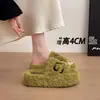 Chinelos peludos confortáveis, tipo slip-on, com sola macia, para mulheres, novo estilo 2026, com sensação acolchoada, que aumentam a altura e são antiderrapantes, adequados para uso interno e externo