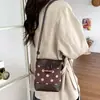 Bolsa transversal de ombro único estilo coreano para celular, bolsa versátil com estampa de leopardo, design de nicho, novo modelo para compras e deslocamento 2026 poá