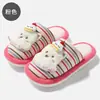 Novas Pantufas de Algodão com Listras e Ursinho Cartoon Outono/Inverno para Mulheres, Pantufas de Pelúcia Quentes Antiderrapantes Fofas para Casa Venda por Atacado