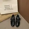 Sapatos femininos elegantes e modernos de corte baixo 2026, sapatos estilo vovó com uma tira, bico redondo, salto baixo, Mary Jane retrô coreano