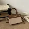 Nova bolsa de mão transfronteiriça para mulheres, bolsa quadrada pequena de cor bloco de alta qualidade para ombro único, bolsa transversal versátil e casual para o dia a dia