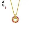 Mismo estilo que la joyería dorada, oro arena, rojo rosado, collar con colgante de hebilla de paz totalmente de diamantes, entrelazado, cadena para la clavícula de corindón rojo, regalo para novia