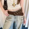 Cinturón ancho de gamuza estilo punk con remaches desgastados, perfecto para combinar con jeans en una estética Melard, diseño sin agujeros