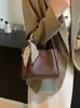 Bolso de Mano Retro Transfronterizo para Mujer 2025 Otoño e Invierno Nuevo Bolso de Hombro de Moda para Salir Bolso Cruzado Tipo Cubo Versátil