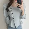 Camisa personalizada con escote cuadrado y una abertura en el dobladillo