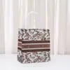 Bolsa de Regalo Pequeña Floral Transfronteriza Bolsa Impermeable Bolsa No Tejida de Moda Exquisita Lujo Ligero Bolso Inferior Derecho