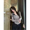 Camiseta elegante de manga larga gris claro para mujer, con diseño de cuello en V y corbata de lazo, corte ajustado, top de hombros descubiertos para primavera y otoño