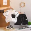 Conjunto Casual de Verão para Meninos com Manga Curta 2026 Novo Estilo Elegante Roupas com Estampa Completa e Letras Conjunto de Duas Peças para Bebê Moderno e Descolado
