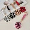 Bestseller transfronterizo creativo colgante llavero rosa incrustado de diamantes accesorio de bolso flor de strass de cuero regalo decoración
