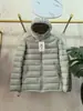 Chaqueta de Plumón Ligera con Capucha Versátil Estilo Coreano Invierno 2026 para Mujer, Moderna y Cálida, Abrigo de Algodón Apto para Figuras Pequeñas