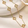 Conjunto de Colar e Pulseira de Aço Inoxidável Vazado de Trevo de Quatro Folhas Novo Estilo Transfronteiriço para Mulheres, Conjunto de Trevo de Quatro Folhas Moderno e Versátil Atacado