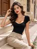 Blusa de Tricô Manga Curta Gola Quadrada Francesa para Mulheres Slim Costurada Gola Coração Blusa Base Justa Camada Interna 0858308