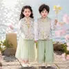 Conjunto de Três Peças Estilo Chinês Tang Suit e Hanfu para Meninos e Meninas, Novo Modelo 2026 Uniformes de Jardim de Infância, Trajes Tradicionais para Apresentações de Palco
