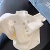 Camisa para Mujer de Verano 2025, Estilo Europeo, Diseño Hueco, Cuello Redondo, Manga Corta, Corte Ajustado, Aspecto Blanco