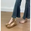 Sapatos femininos de couro estilo JK versáteis de sola grossa, novo modelo outono 2026, sapatos casuais com cadarço para aumentar a altura para estudantes