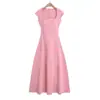 Vestido Puro Estilo Francês Gola Quadrada Almofada no Busto Sem Mangas Vestido 2024 Verão Spice Girl Elegante Cintura Justa