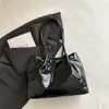Bolsa de ombro estilo coreano, minimalista e versátil para mulheres, nova coleção outono 2026, com um design único e adequada para o trajeto diário.