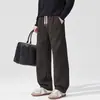 Colección nueva 2026: pantalones casuales de lana para hombre en un estilo clásico y discreto, con un corte relajado de pierna recta, perfectos para un look moderno y versátil