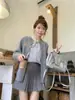Foto real de ropa para mujer de talla grande de Lisboa: conjunto de blusa adelgazante, elegante, estilo universitario, rejuvenecedor, tejido de punto y falda plisada