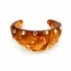 Nuevo brazalete ancho vintage de resina con tachuelas en degradado transfronterizo con apertura irregular, simple y elegante, estilo de lujo ligero, venta al por mayor