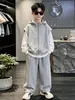 Conjunto de sudadera para niño 2026 primavera y otoño nuevo chaleco con capucha pantalones casuales conjunto de tres piezas para niños mayores atuendo de otoño moderno
