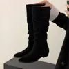 Botas vaqueras occidentales de gamuza color caqui para mujer, con un diseño interior que aumenta la altura, hasta la rodilla y con un estilo plisado y volantes.