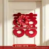 Nueva decoración de habitación de bodas estilo chino, con caracteres auspiciosos, decoraciones festivas para puertas, borlas y arreglos florales, creando un telón de fondo pintoresco para las fotos de boda.