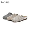 Pantuflas cerradas para mujer 2025 nuevo estilo de verano con pedrería, malla transpirable, diseño hueco, adecuadas para usar al aire libre, zapatos planos casuales para mujer