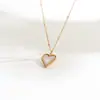 Collar Retro de Lujo Ligero Europeo y Americano Estilo Nicho Corazón de Nácar Blanco Acero de Titanio para Mujer, Cadena de Clavícula Moderna y Elegante, Joyería Transfronteriza